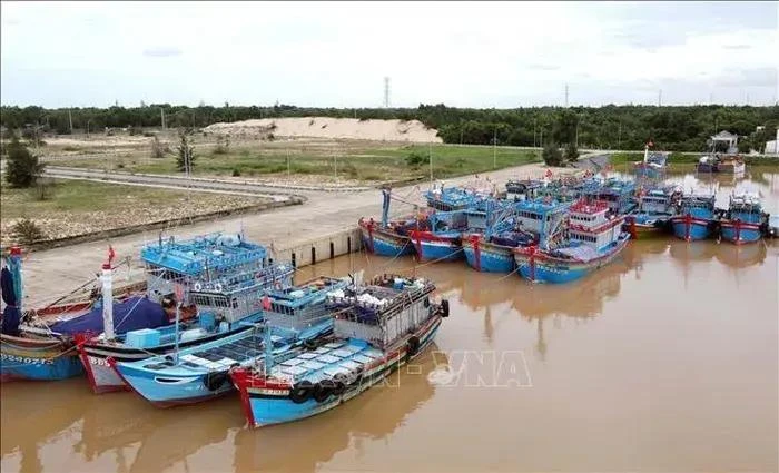 Des bateaux de pêche à Quang Binh sont munis d'équipements de surveillance. Photo : VNA