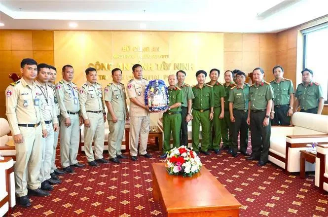 La province cambodgienne de Tboung Kh'Mum remet un cadeau au département de la sécurité publique de la province de Tay Ninh. Photo: VNA