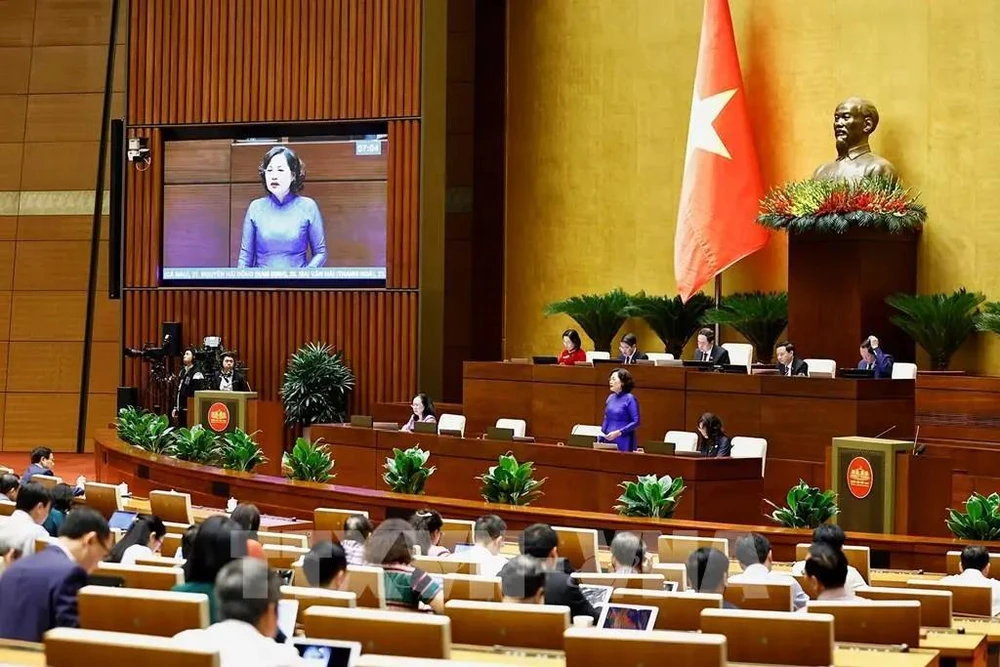 La gouverneure de la Banque d'État du Vietnam, Nguyen Thi Hong, répond aux questions des députés, le 11 novembre. Photo: VNA