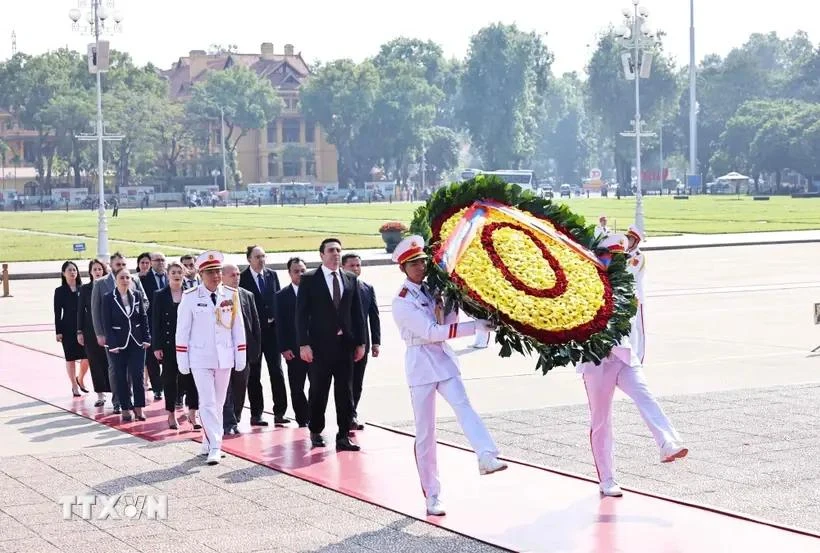 Le président de l'Assemblée nationale d'Arménie, Alen Simonyan, accompagné d'une délégation, rendent hommage au Président Ho Chi Minh en son mausolée à Hanoï. Photo : VNA