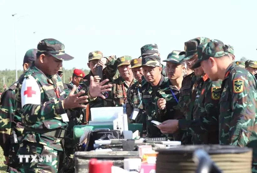 Les délégués visitent la zone d'exposition des équipements destinés aux opérations de sauvetage de l'Armée populaire lao. Photo: VNA 