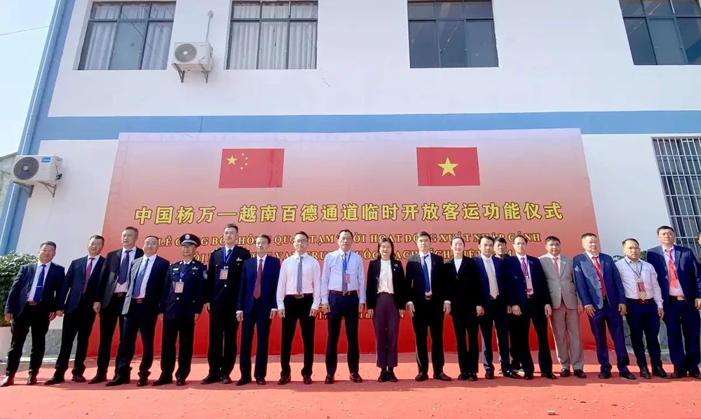 Les délégués à la cérémonie d'ouverture de deux voies de transport transfrontalières temporaires entre la Chine et le Vietnam. Photo: journal de Ha Giang