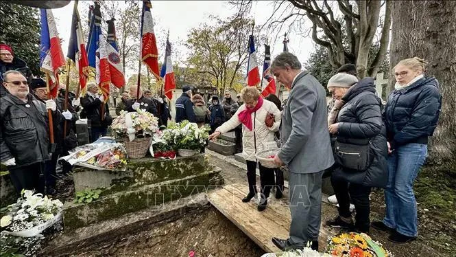 Des amis rendent hommage à Madeleine Riffaud. Photo: VNA