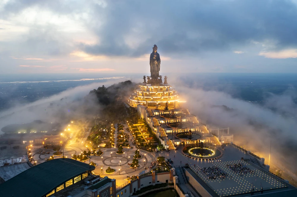 La statue de Bouddha Tây Bô Da Son sur le mont Ba Den. Photo: Daniel Kordan/Daily Mail