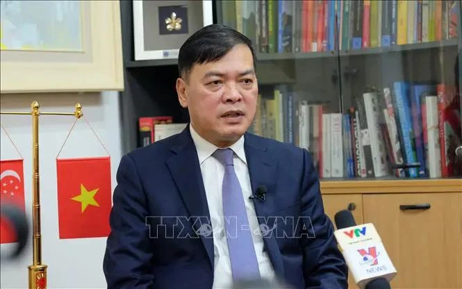 L'ambassadeur du Vietnam à Singapour, Mai Phuoc Dung, répond à une interview accordée au correspondant de l'Agence vietnamienne d'Information à Singapour. Photo: VNA