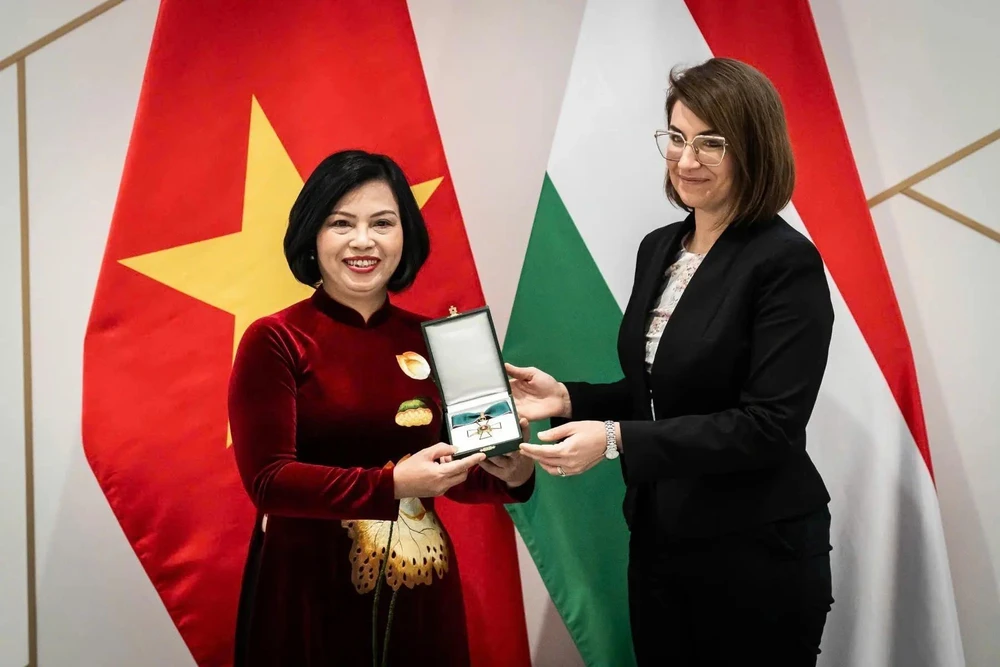 La secrétaire d'État aux relations bilatérales, Illés Boglárka, remet l'Ordre du Mérite hongrois à l’ambassadrice du Vietnam en Hongrie, Nguyen Thi Bich Thao (droite). Photo: VNA