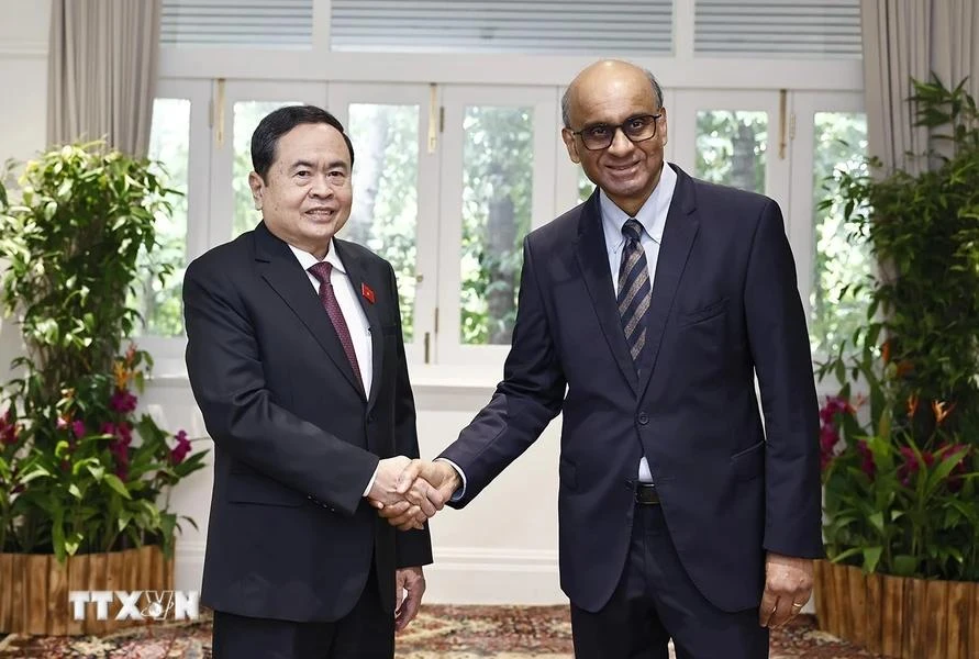 Le président de l'Assemblée nationale du Vietnam, Tran Thanh Man (gauche), et le président singapourien Tharman Shanmugaratnam. Photo: VNA