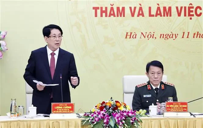 Le président de la République, Luong Cuong, à la séance de travail avec les responsables du ministère de la Sécurité publique le 11 décembre à Hanoï. Photo: VNA