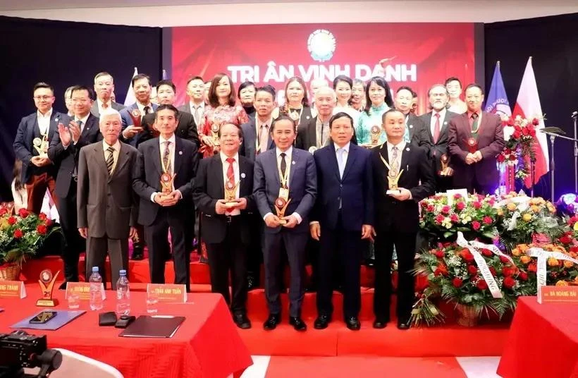 Le nouveau comité exécutif de l'Association des Vietnamiens en Pologne. Photo: VNA