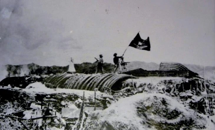 La bandera "Para luchar, para ganar" en el techo del búnker del general De Castries la tarde del 7 de mayo de 1954. (Foto de archivo: VNA)