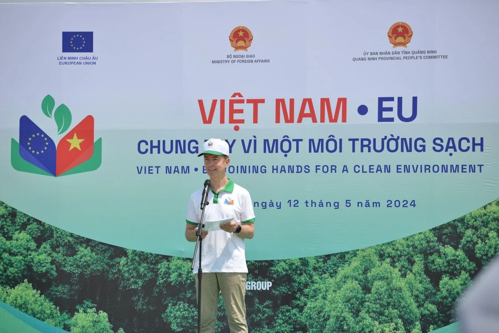 El embajador Julien Guerrier, jefe de la delegación de UE en Vietnam, habla en el evento. (Fuente:VNA)