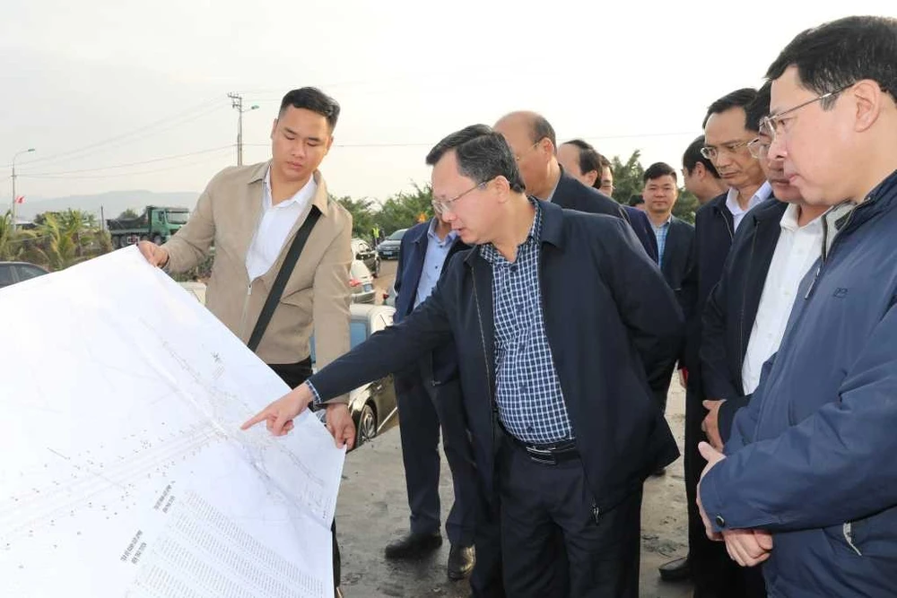 El presidente del Comité Popular Provincial de Quang Ninh, Cao Tuong Huy, inspeccionó las tareas de construcción e inversión en infraestructura en la comuna de Quang Yen. (Fuente: Quangninh.gov.vn)