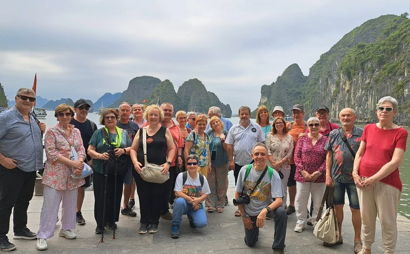 Turistas españoles visitan la Bahía de Ha Long. (Fuente:nhandan.vn)