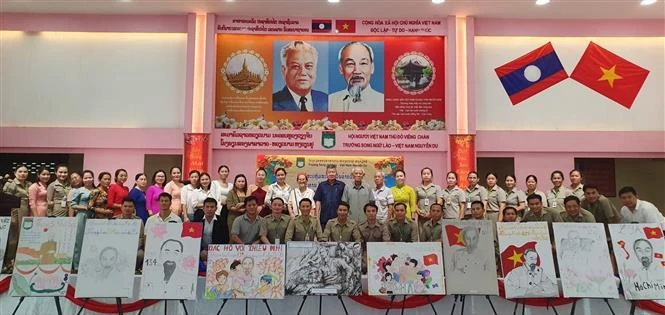 Escuela en Laos rinde homenaje al Presidente Ho Chi Minh. (Fuente:VNA)