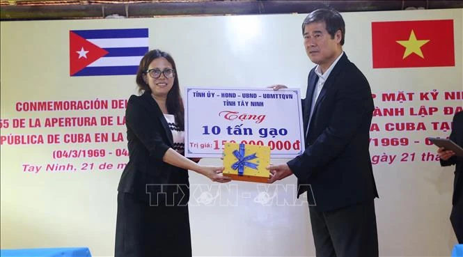 Las autoridades del Comité Popular de Tay Ninh entregan de manera simbólica 10 toneladas de arroz al pueblo cubano. (Fuente:VNA)