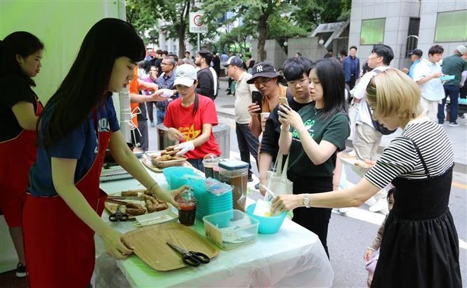 Platos tradicionales de Vietnam captan la atención especial de visitantes. (Fuente:VNA)