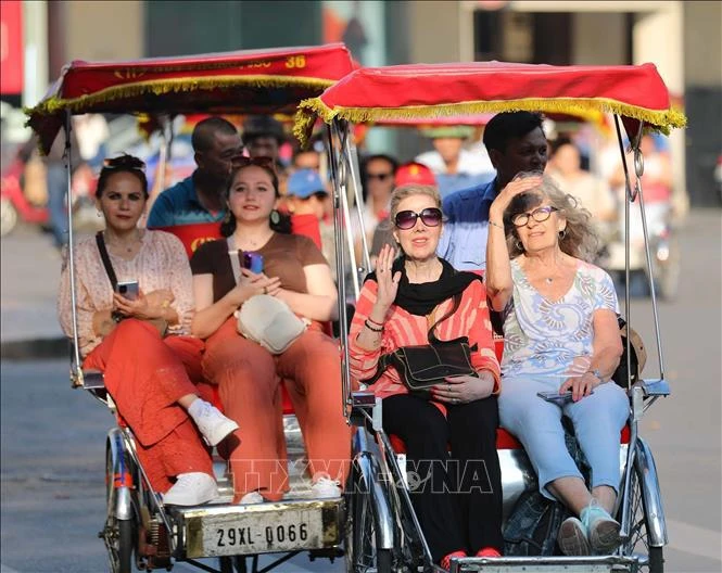 Turistas extranjeros en Hanoi. (Fuente:VNA)