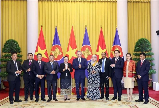 Presidente de Vietnam recibe a embajadores de ASEAN y Timor Leste. (Fuente:VNA)