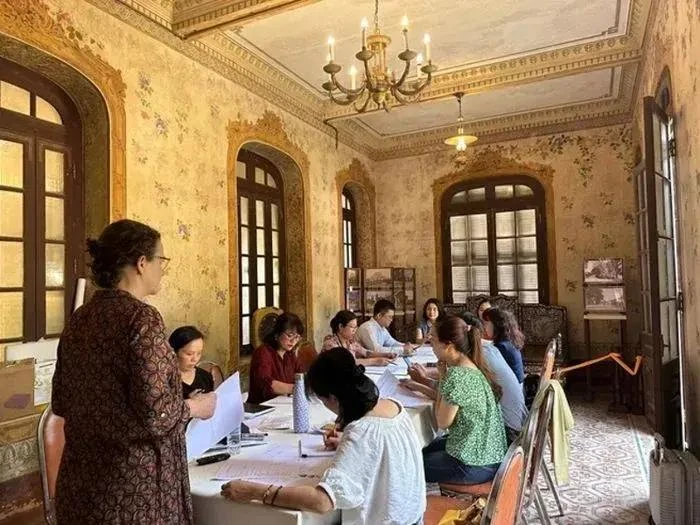 Especialistas franceses participan en un curso de capacitación a funcionarios vietnamitas. (Fuente: VNA)