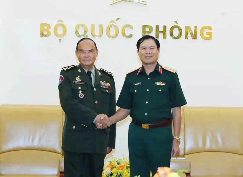 El coronel general Nguyen Tan Cuong, jefe del Estado Mayor General del Ejército Popular de Vietnam (EPV) y viceministro de Defensa, recibe al general Mao Sophan, subcomandante en jefe de las Fuerzas Armadas Reales y comandante del Ejército Real de Camboya. (Fuente: VNA)