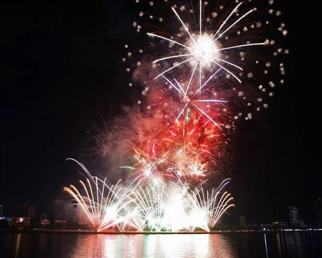 Espectáculos pirotécnicos brillan el cielo de Da Nang. (Fuente:VNA)