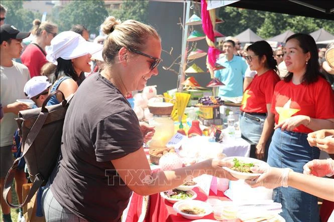 Visitantes en el pabellón vietnamita. (Fuente:VNA)