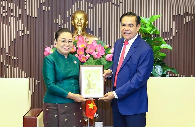 El presidente del Comité Popular de la provincia Ha Tinh, Vo Trong Hai, entrega un obsequio conmemorativo a la embajadora laosiana en Vietnam, Khamphao Ernthavanh. (Fuente:Internet)