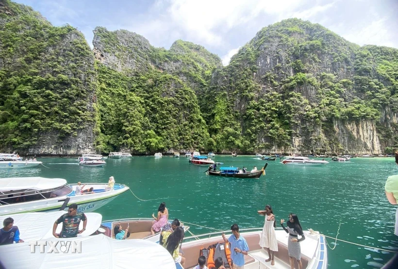 Turistas visitan la Bahía de Maya. (Fuente:VNA)