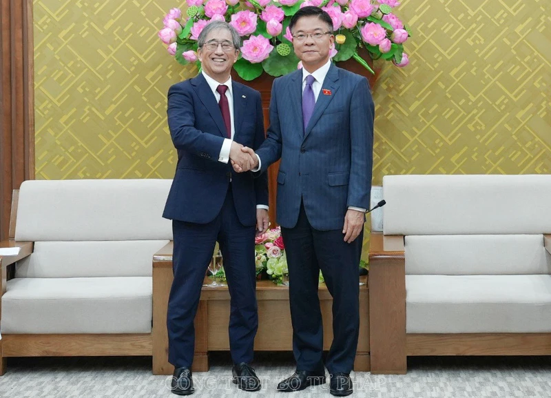 El viceprimer ministro Le Thanh Long recibe al presidente de la Universidad japonesa de Nagoya, Sugiyama Naoshi. (Fuente:moj.gov.vn)