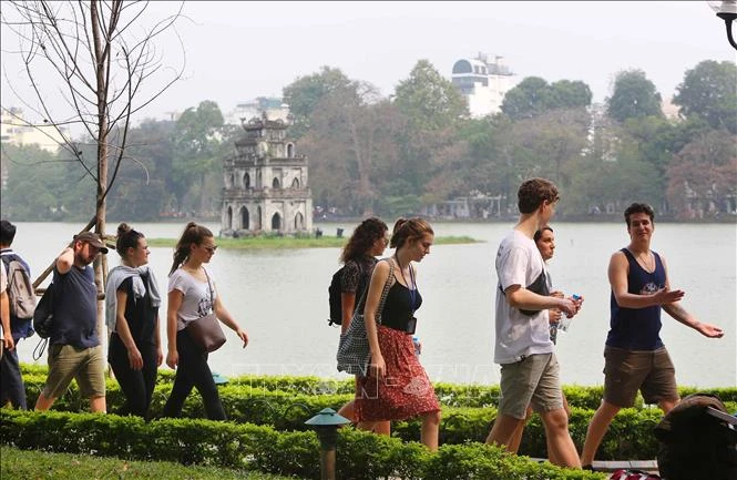 Turistas extranjeros en Hanoi. (Fuente:VNA)