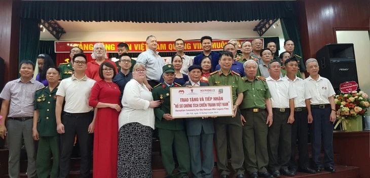 La ceremonia de entrega de la segunda parte de los "Documentos de la Guerra de Vietnam", efectuada en junio de 2024. (Foto: VOV5)