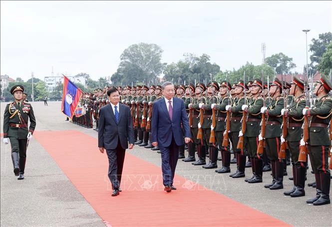 El presidente vietnamita, To Lam (en la derecha), y el secretario general del Partido Popular Revolucionario (PPRL) y presidente de Laos, Thongloun Sisoulith , en el acto de bienvenida. (Fuente: VNA)