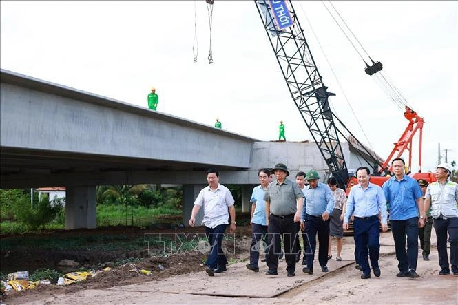 Premier de Vietnam verifica calidad de construcción de autopista Can Tho- Ca Mau. (Fuente:VNA)