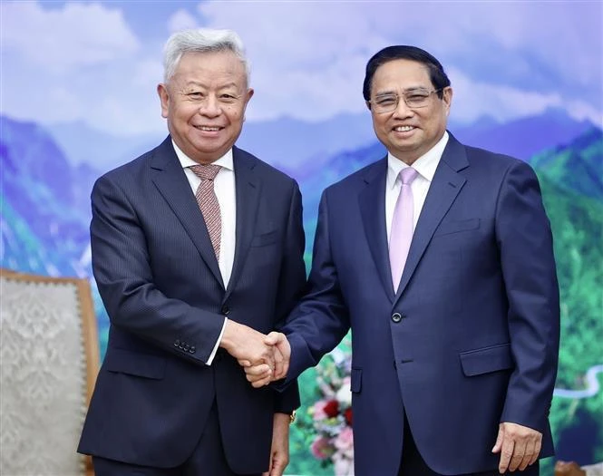 El primer ministro vietnamita, Pham Minh Chinh, recibe a Jin Liqun, presidente del Banco Asiático de Inversión en Infraestructura (BAII). (Fuente:VNA)