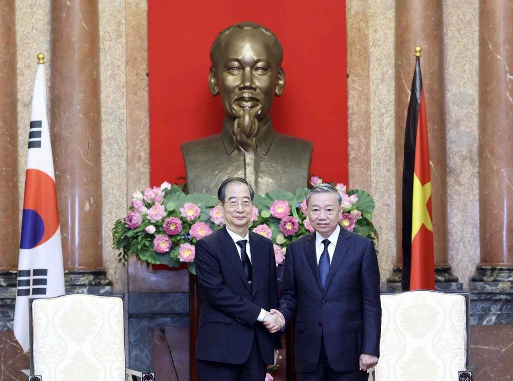 El presidente vietnamita, To Lam, y el primer ministro de Corea del Sur, Han Duck Soo. (Fuente:VNA)