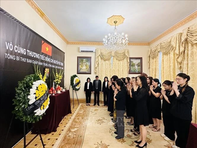 La Embajada de Vietnam en Hungría organizó una ceremonia de homenaje al líder partidista y abrió el libro funerario. (Fuente:VNA)