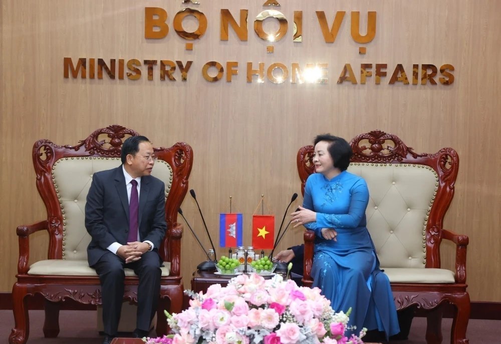 La ministra de Interior de Vietnam, Pham Thi Thanh Tra, recibió al ministro de Religión y Cultura de Camboya, Chay Borin. (Fuente:VNA)