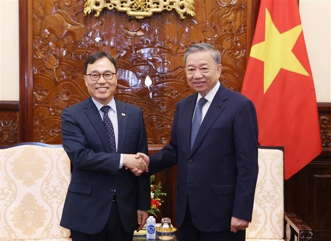 El presidente de Vietnam, To Lam, recibe al embajador de Seúl en Hanoi, Choi Young Sam. (Fuente:VNA)