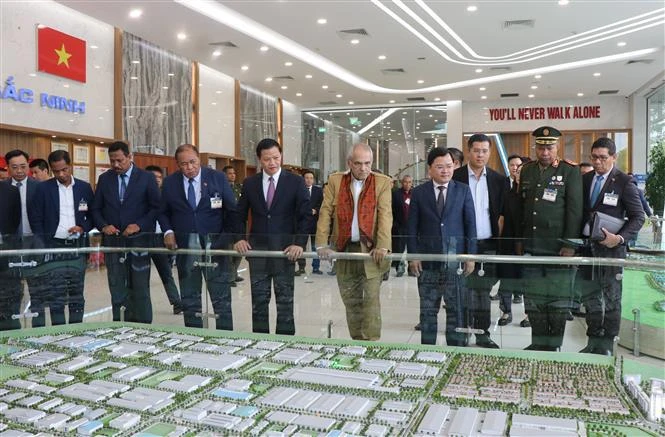 El presidente de Timor-Leste, José Ramos-Horta, contempla la maqueta del parque industrial VSIP Bac Ninh. (Fuente:VNA)