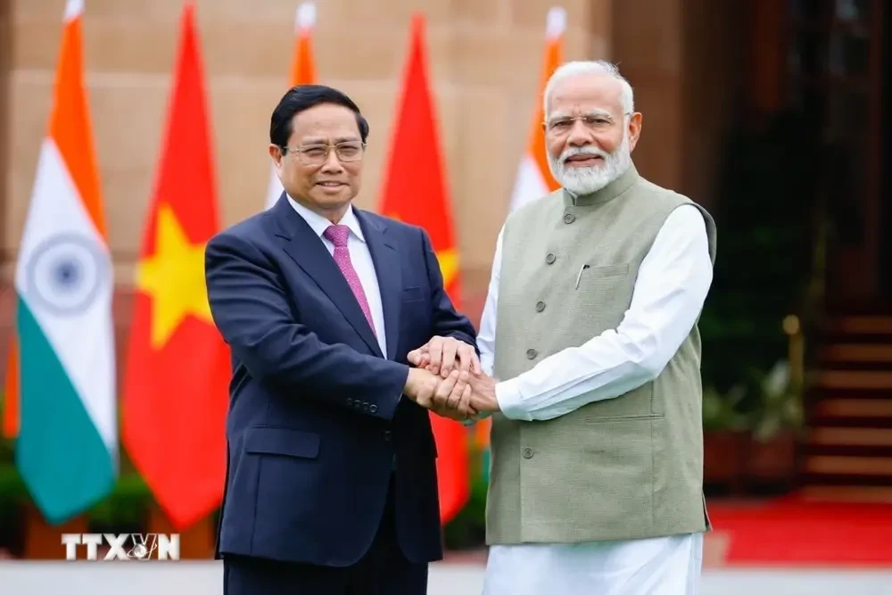 El primer ministro Pham Minh Chinh (en la izquierda) y su homólogo indio, Narendra Modi (Foto: VNA)