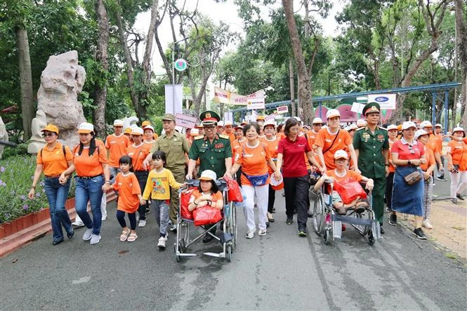 Más de cinco mil personas participaron hoy en una caminata benéfica en Ciudad Ho Chi Minh para apoyar a las víctimas del Agente Naranja/dioxina. (Fuente:VNA)