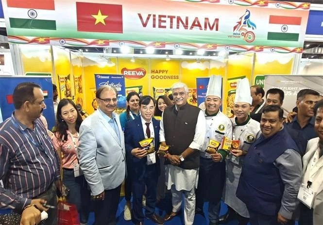 El ministro indio de Cultura y Turismo, Gajendra Singh Shekhawat, visitó y presenció la ceremonia de inauguración del stand de Vietnam en IHE 2024. (Fuente:VNA)