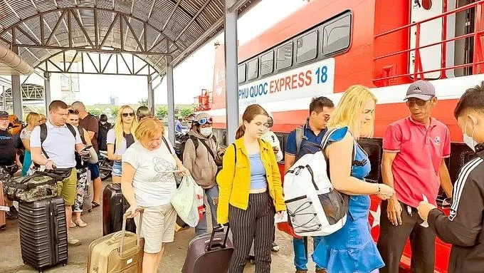 Visitantes internacionales toman trenes de alta velocidad desde la ciudad de Rach Gia hasta la urbe de Phu Quoc, Kien Giang. (Foto: Sggp.org.vn)