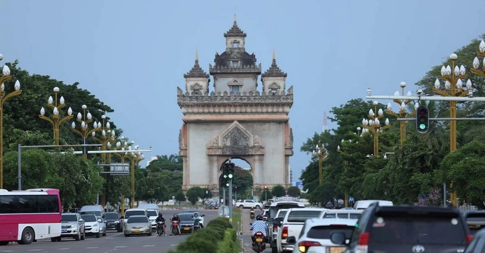 Automóviles circulan en la calle en Laos. (Foto: Laosian Times)