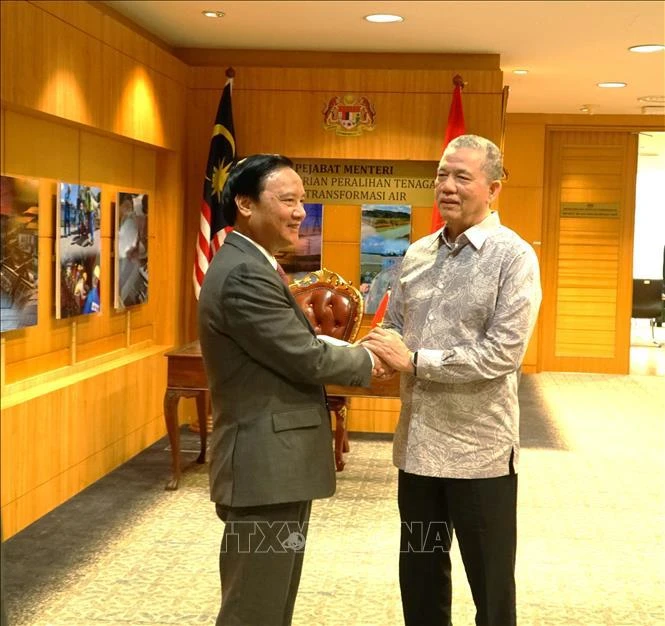 El vicepresidente de la Asamblea Nacional de Vietnam, Nguyen Khac Dinh, se reunió con el viceprimer ministro y titular de Transición Energética y Transformación de los Recursos Hídricos de Malasia, Haji Fadillah bin Haji Yusof. (Fuente:VNA)