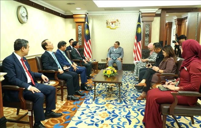 Panorama de la reunión entre el vicepresidente de la Asamblea Nacional de Vietnam Nguyen Khac Dinh y el presidente de la Cámara de Representantes de Malasia, Johari Bin Abdul. (Fuente:VNA)