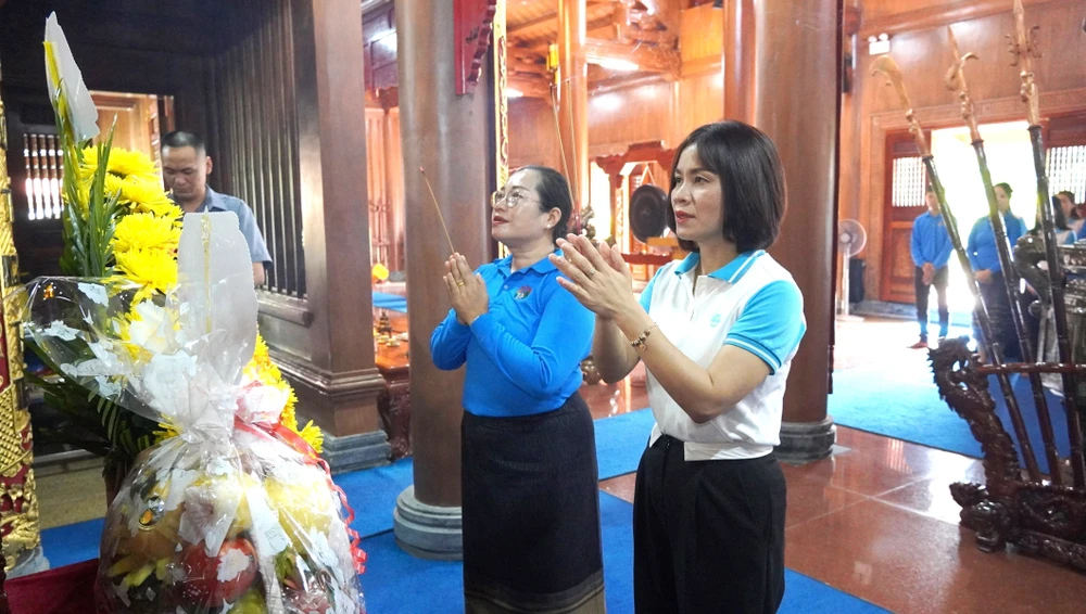 Representantes ofrecieron inciensos en el Templo dedicado al presidente Ho Chi Minh y heroicos mártires en la provincia de Quang Binh. (Fuente:VNA)