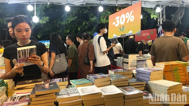 La Feria del Libro de Hanói atrae la atención de muchos lectores. (Fuente:nhandan.vn)