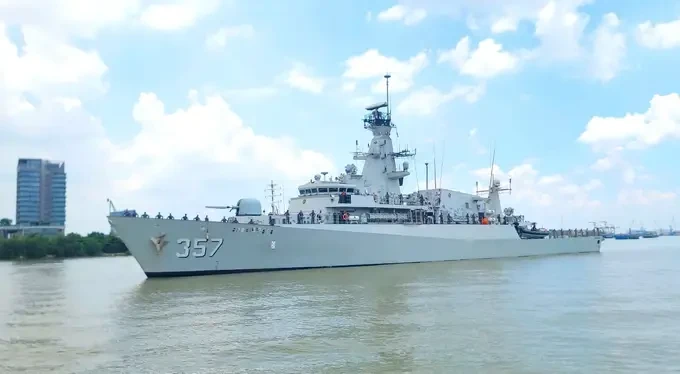 La corbeta KRI Bung Tomo-357 de la Armada de Indonesia llega al puerto de Nha Rong en Ciudad Ho Chi Minh. (Fuente:sggp.org.vn)