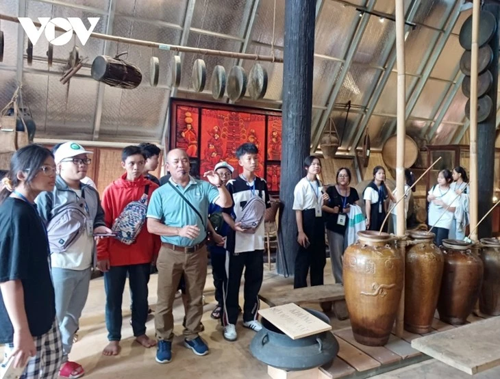 Los jóvenes aprendiendo de la cultura tradicional de los Ede. (Fuente:vovworld.vn)